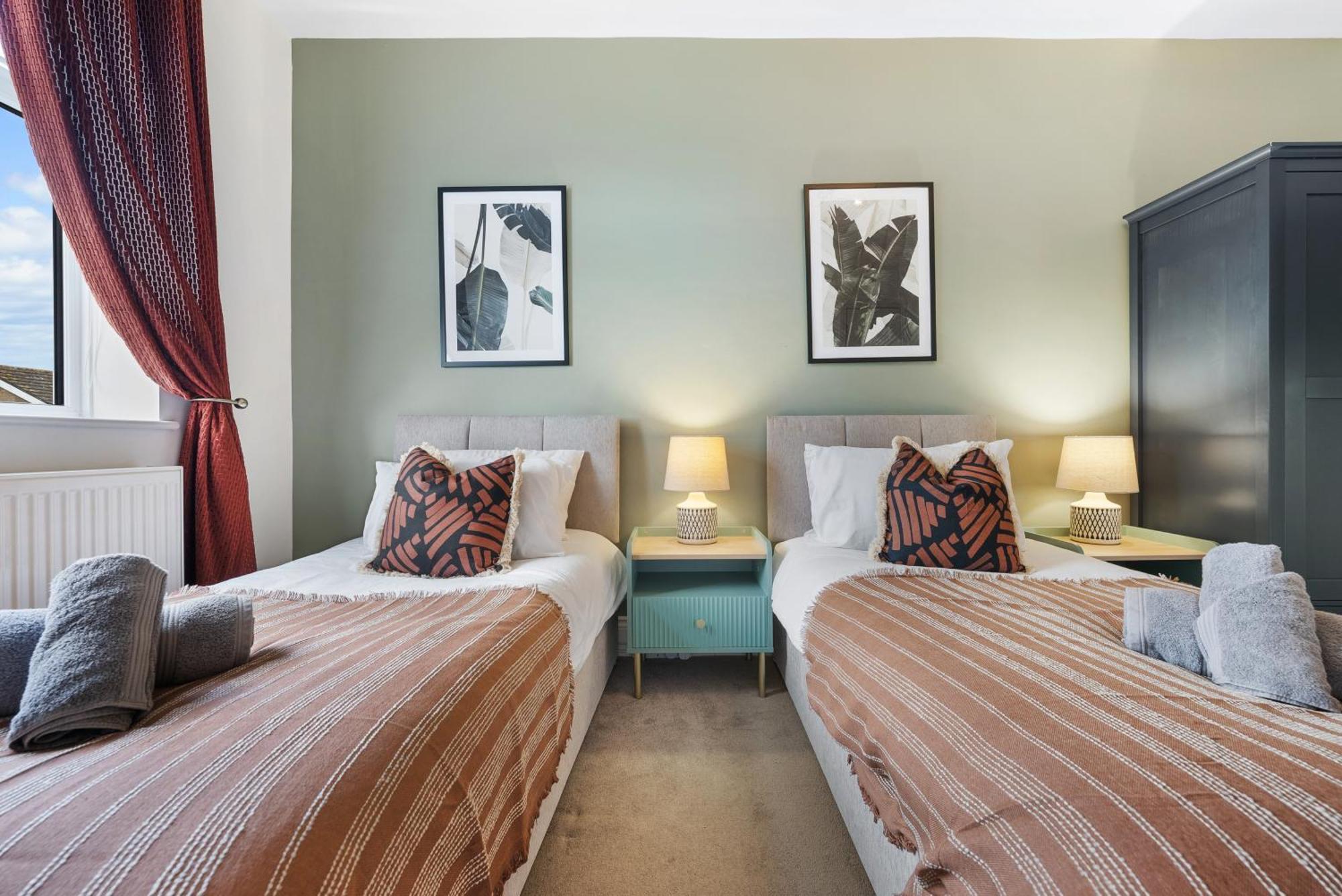 Long Term And Summer Special Offer! 5-Bedroom Spacious, Stunning Design, Sociable Areas & Cosy House Near South Downs Park, Sleeps 11 With Games Room, Private Parking And Garden- By Blue Puffin Stays Waterlooville Exterior photo