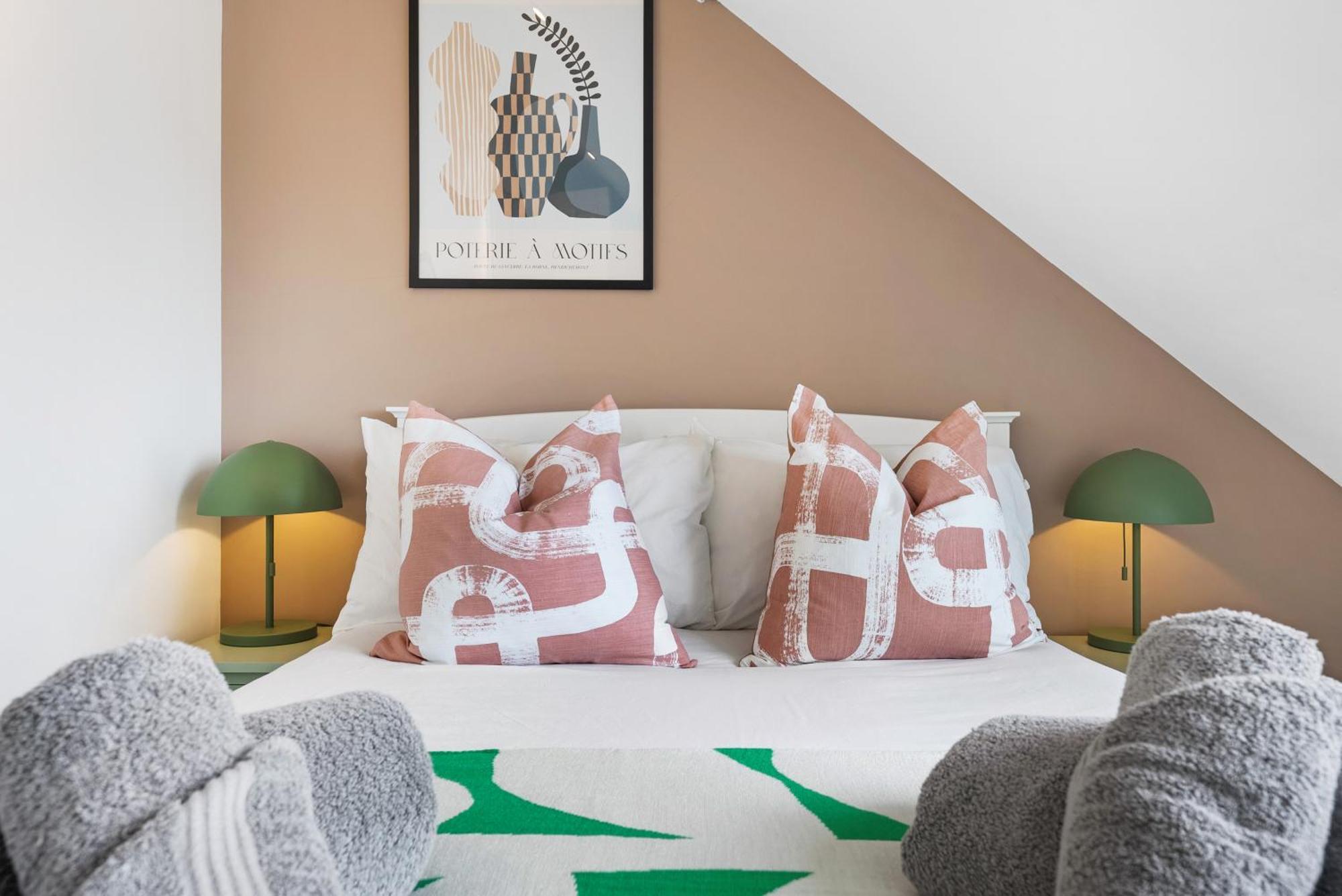 Long Term And Summer Special Offer! 5-Bedroom Spacious, Stunning Design, Sociable Areas & Cosy House Near South Downs Park, Sleeps 11 With Games Room, Private Parking And Garden- By Blue Puffin Stays Waterlooville Exterior photo