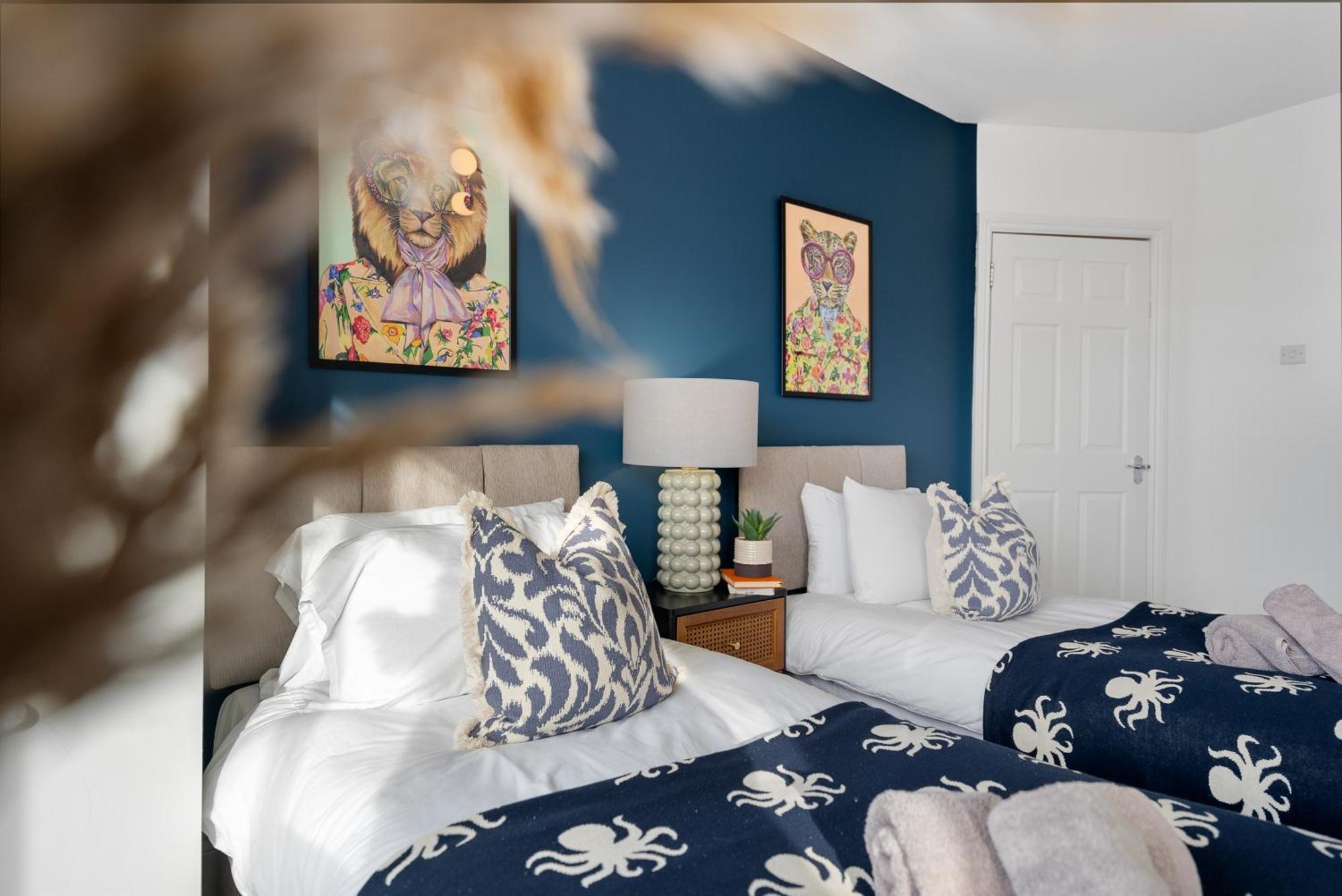 Long Term And Summer Special Offer! 5-Bedroom Spacious, Stunning Design, Sociable Areas & Cosy House Near South Downs Park, Sleeps 11 With Games Room, Private Parking And Garden- By Blue Puffin Stays Waterlooville Exterior photo