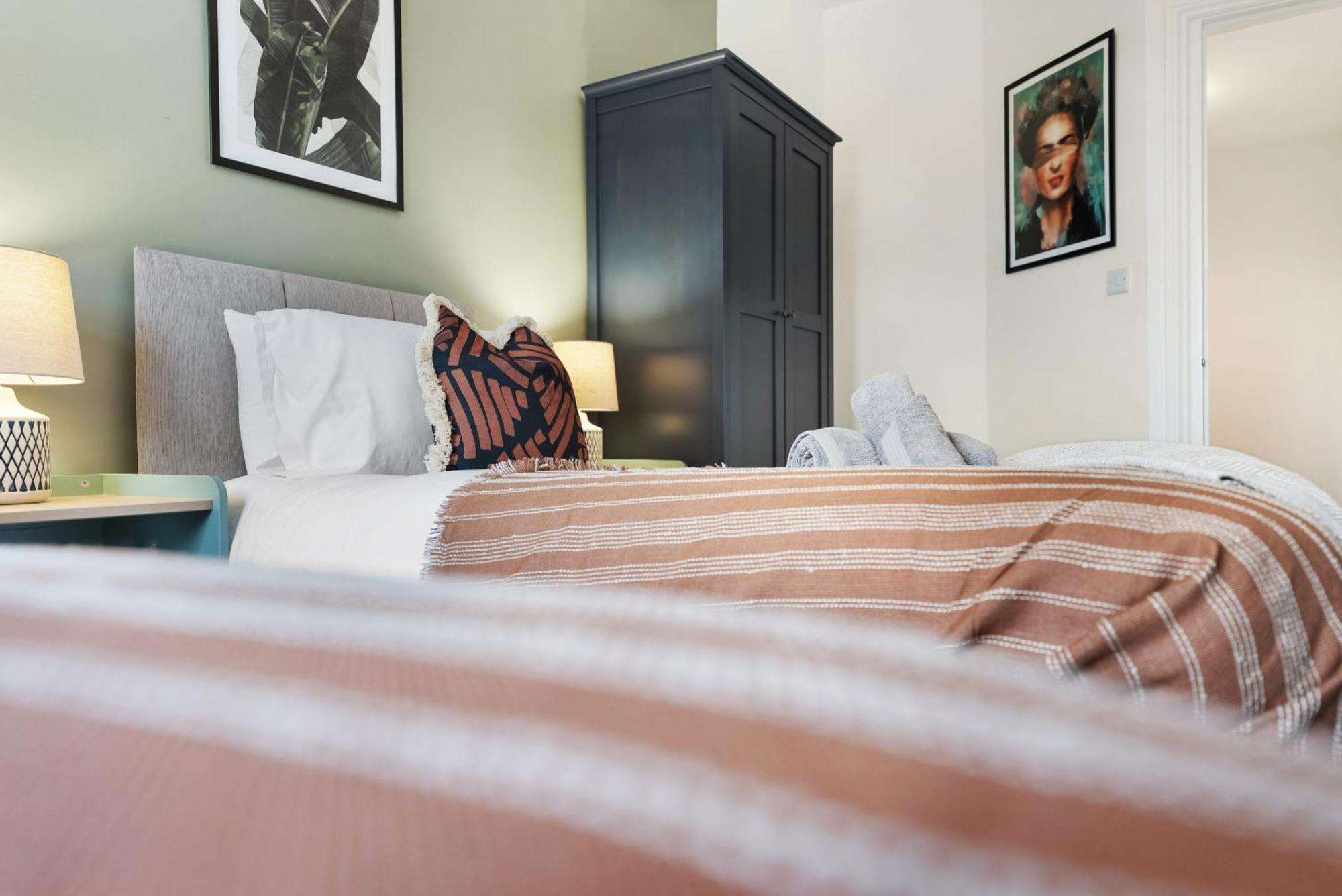 Long Term And Summer Special Offer! 5-Bedroom Spacious, Stunning Design, Sociable Areas & Cosy House Near South Downs Park, Sleeps 11 With Games Room, Private Parking And Garden- By Blue Puffin Stays Waterlooville Exterior photo