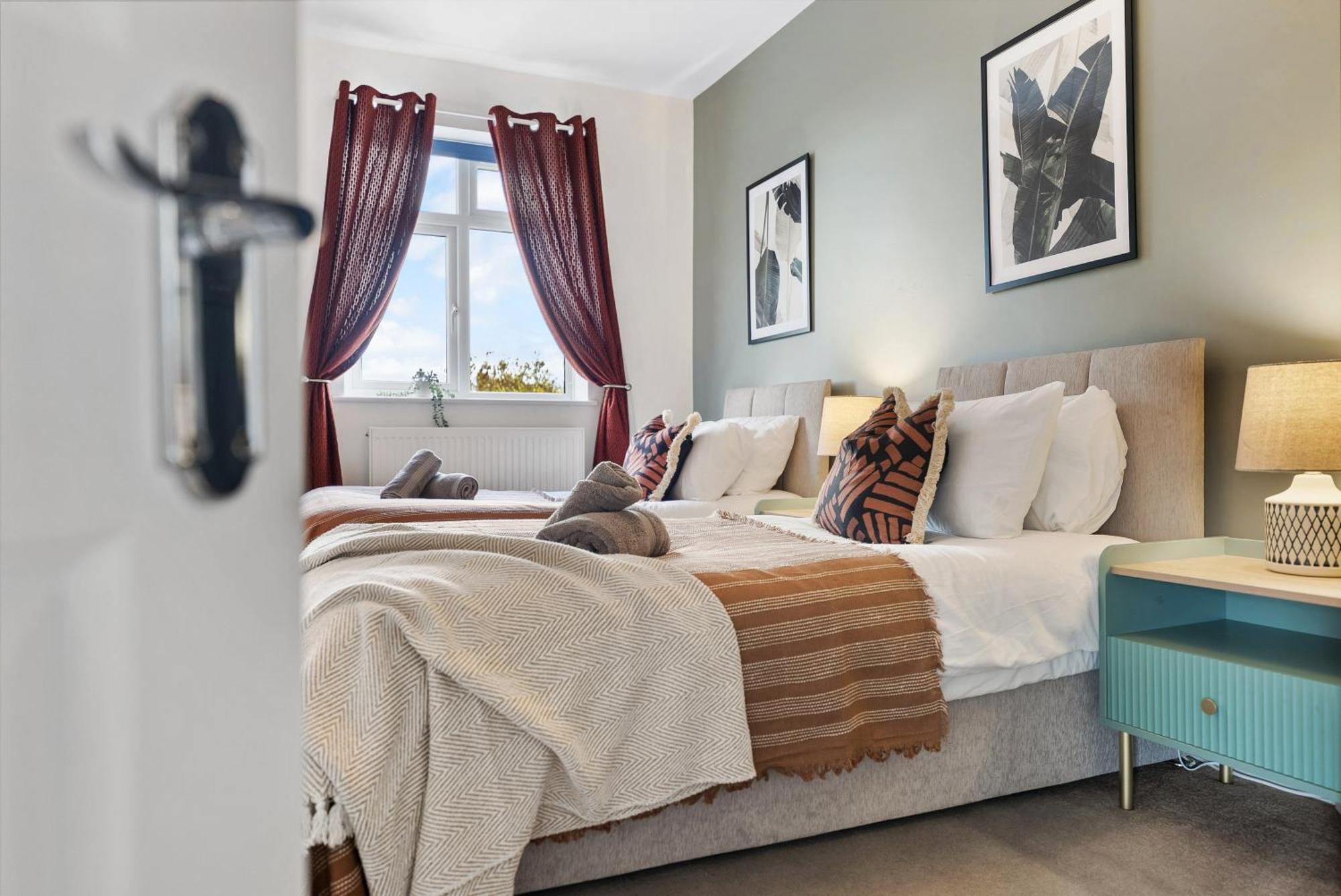 Long Term And Summer Special Offer! 5-Bedroom Spacious, Stunning Design, Sociable Areas & Cosy House Near South Downs Park, Sleeps 11 With Games Room, Private Parking And Garden- By Blue Puffin Stays Waterlooville Exterior photo