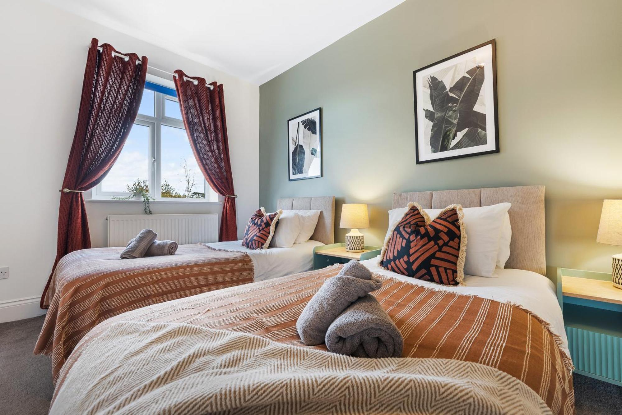 Long Term And Summer Special Offer! 5-Bedroom Spacious, Stunning Design, Sociable Areas & Cosy House Near South Downs Park, Sleeps 11 With Games Room, Private Parking And Garden- By Blue Puffin Stays Waterlooville Exterior photo