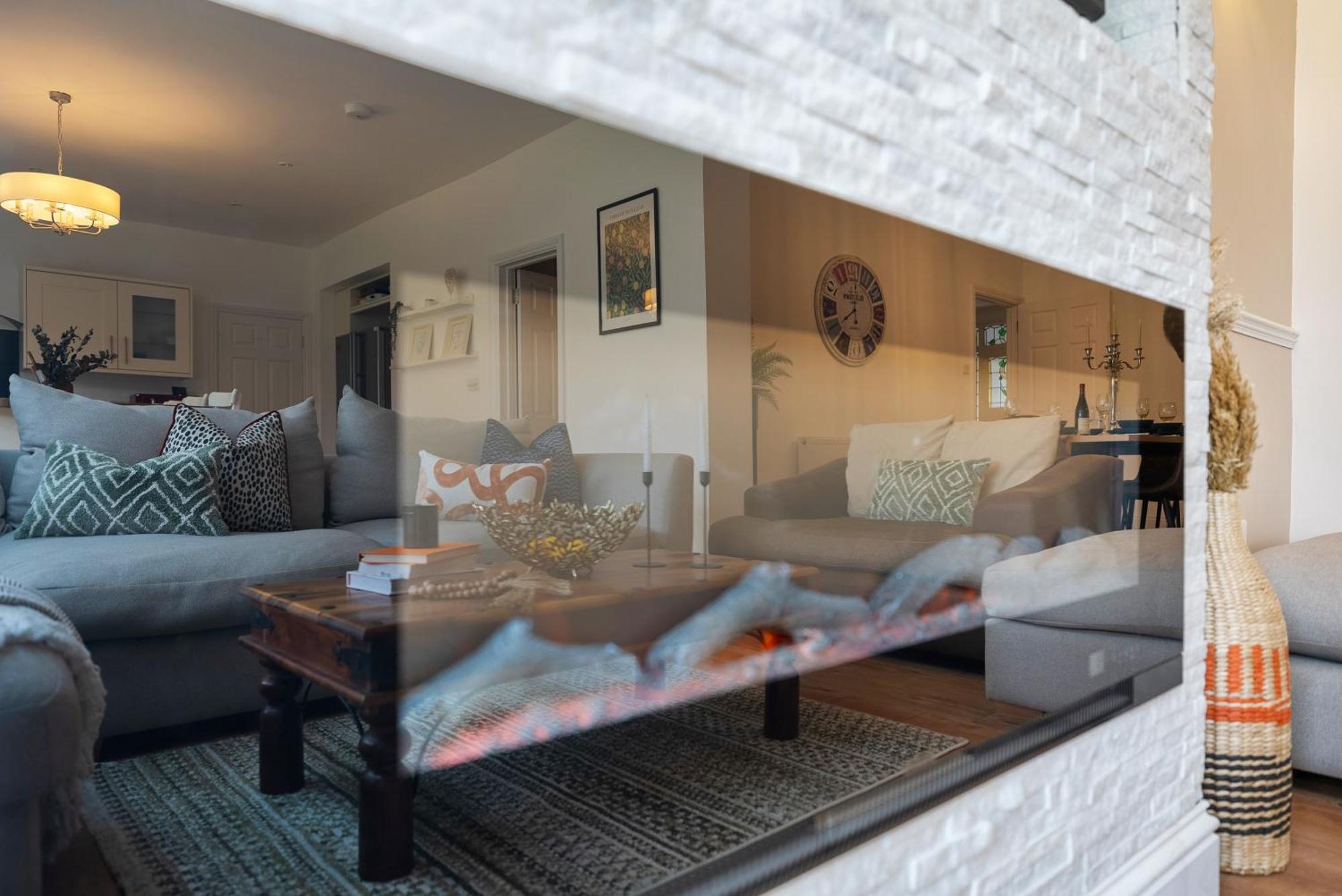 Long Term And Summer Special Offer! 5-Bedroom Spacious, Stunning Design, Sociable Areas & Cosy House Near South Downs Park, Sleeps 11 With Games Room, Private Parking And Garden- By Blue Puffin Stays Waterlooville Exterior photo