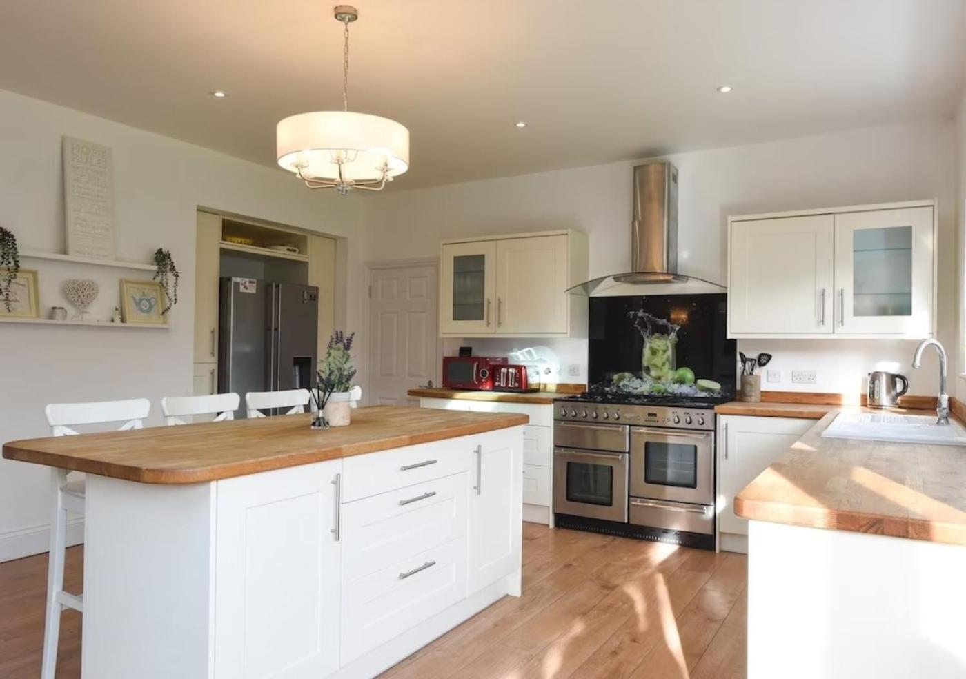 Long Term And Summer Special Offer! 5-Bedroom Spacious, Stunning Design, Sociable Areas & Cosy House Near South Downs Park, Sleeps 11 With Games Room, Private Parking And Garden- By Blue Puffin Stays Waterlooville Exterior photo